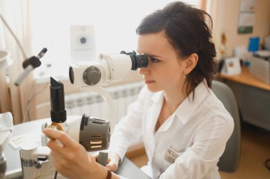 Çekici kadın doktor Oftalmolog modern klinikte hastanın göz vizyonu kontrol ediyor