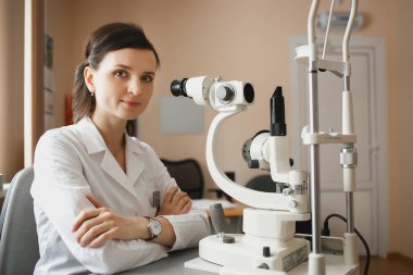 Modern Oftalmolojik klinikte küçük kabinede genç Oftalmolog