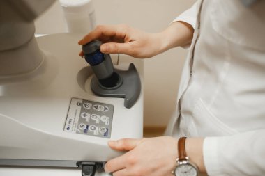 Arkhangelsk, Rusya-25 Mart 2019: çekici kadın doktor Oftalmolog modern klinikte genç kadının göz vizyonu kontrol ediyor. Doktor ve hasta Oftalmoloji Kliniği