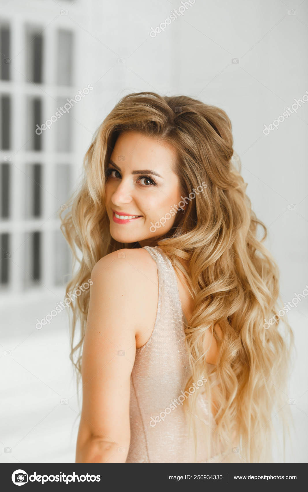História que eu fiz para matar o tédio Depositphotos_256934330-stock-photo-beautiful-blonde-woman-with-greek