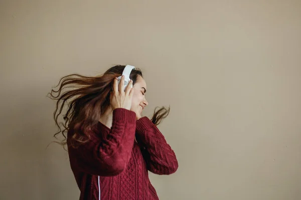 Наслаждайся музыкой. Счастливая молодая женщина наслаждается музыкой в наушниках . — стоковое фото