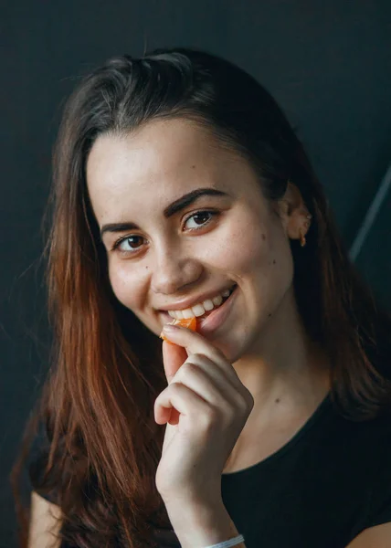 Молодая девушка веселится со сладкими мандаринами — стоковое фото