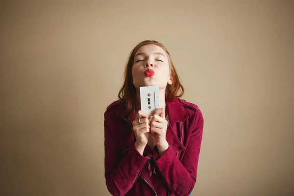 Joven mujer hipster con cassette de audio retro blanco. Partido concepto de los años 90 — Foto de Stock