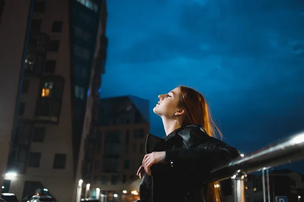 Stylische junge Frau steht in der Nacht Stadt. — Stockfoto