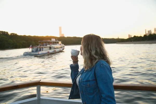 Hermoso turista tomando té durante el viaje en barco por el río Moscú. Viajar a Rusia concepto — Foto de Stock