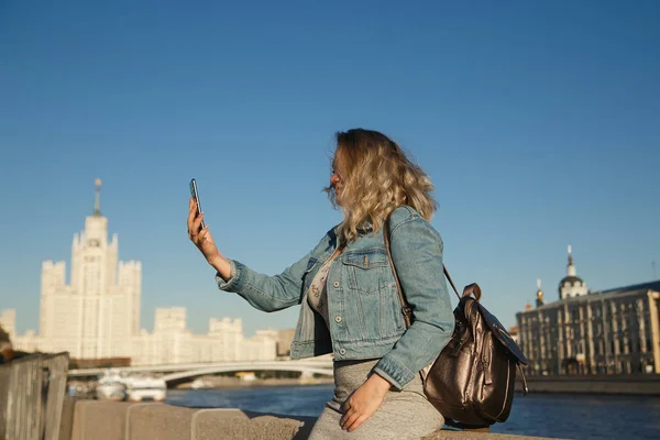 Touriste femme prenant des photos sur téléphone portable pendant le voyage à Moscou. Voyage en Russie concept — Photo