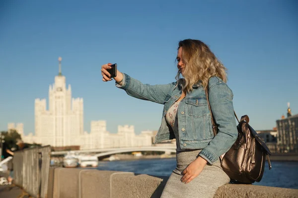 Женщина-туристка фотографирует на мобильный телефон во время поездки в Москву. Концепция путешествия в Россию — стоковое фото