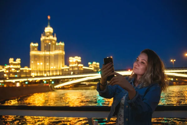Touriste femme prenant des photos sur téléphone portable pendant le voyage à Moscou. Illumination du soir. Voyage en Russie concept — Photo