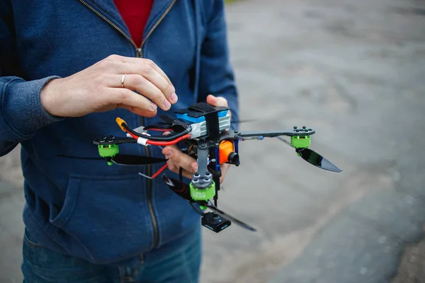 Man förbereder skräddarsydda Drone innan flyga — Stockfoto