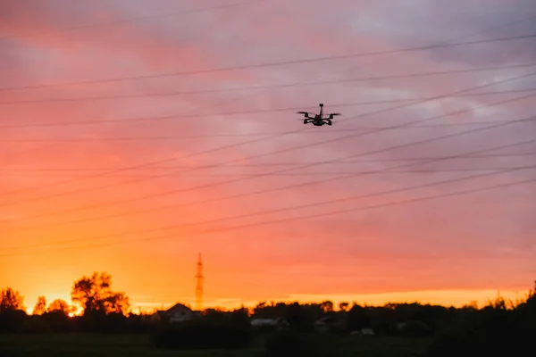 Op maat gemaakte drone vliegen op zonsondergang in de buurt van Power Lines — Stockfoto