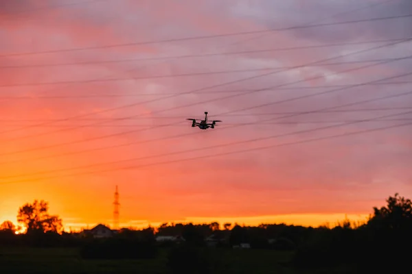 Op maat gemaakte drone vliegen op zonsondergang in de buurt van Power Lines — Stockfoto