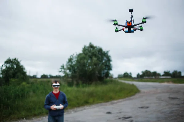 Uomo controllando dron su misura da occhiali realtà virtuale — Foto Stock