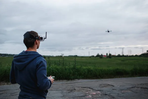 Arkhangelsk, Rusland-juli 9, 2019: man het beheersen van de aangepaste gemaakt dron door Virtual reality bril — Stockfoto