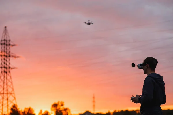 Archangelsk, Ryssland-9 juli 2019: man kontrollerande skräddarsydda Dron av Virtual Reality glasögon — Stockfoto