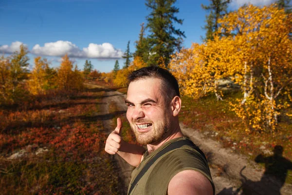 Bellissimo uomo escursionista in tour in autunno tundra — Foto Stock