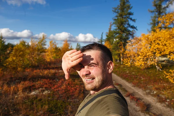 Bellissimo uomo escursionista in tour in autunno tundra — Foto Stock