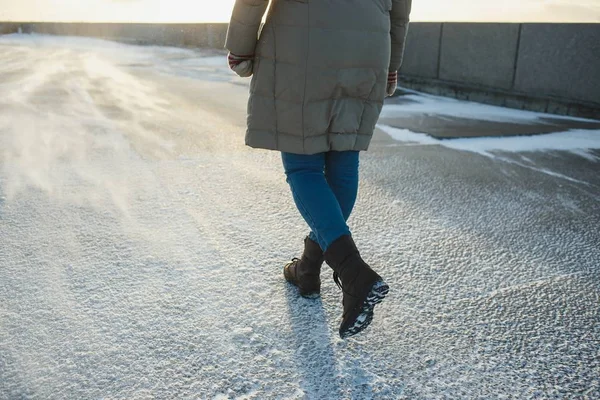 Woman in winter clothes going on cold winter street. Snowstorm sweeping, drizzle — Stock Photo, Image