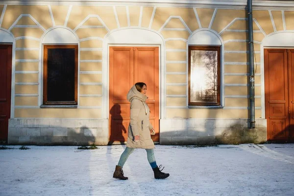 V krásném slunném zimním dnu je ve městě šťastná mladá žena. — Stock fotografie