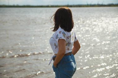 Nehir suyu arayan tatlı kıvrımlı bir kadın. Gerçek insanlar.