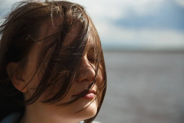 Чувственная женщина атмосферный портрет в ветреную погоду на берегу реки. Концепция психического здоровья — стоковое фото
