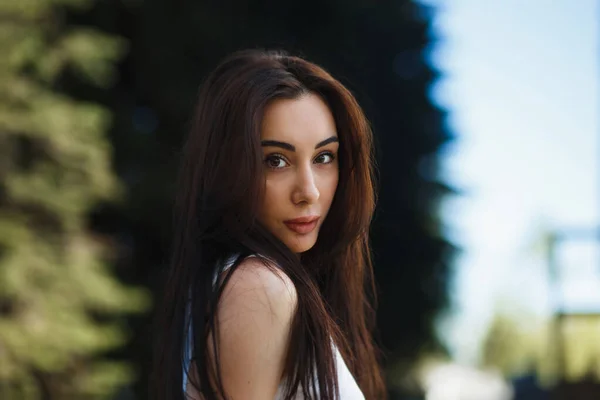 Gros plan femme caucasienne visage portrait à l'extérieur. Brunette aux lèvres juteuses et aux yeux marron — Photo