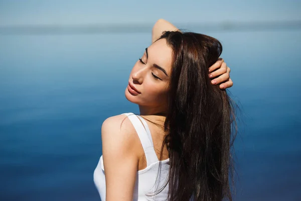 Young sexy lady in the white dress standing in the warm water — ストック写真