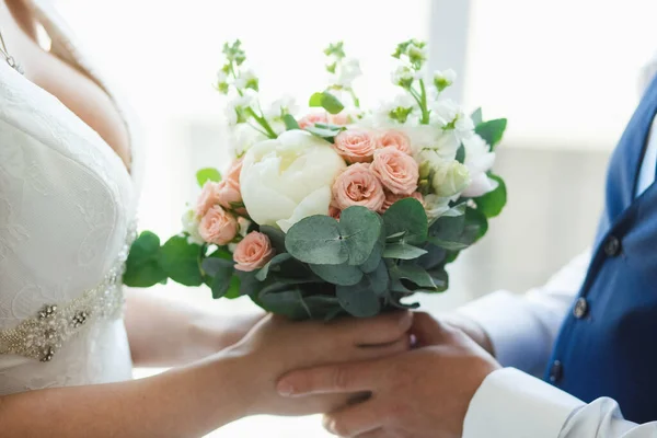 Ramo de bodas de rosas blancas y peonía en manos de recién casados — Foto de Stock