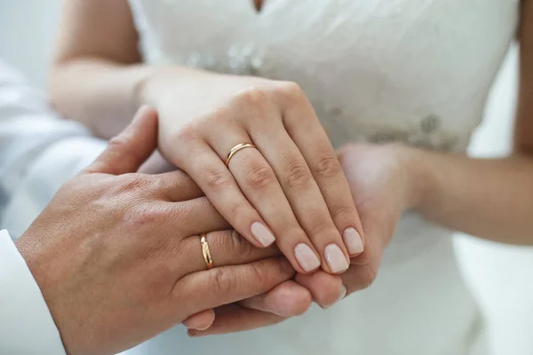 Sposa mettendo una fede nuziale al dito sposi — Foto Stock