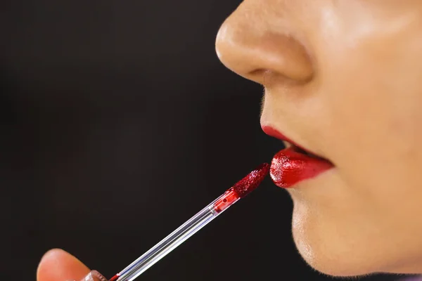 Идеальные женские губы и оттенок кисти для губ помады крупным планом — стоковое фото