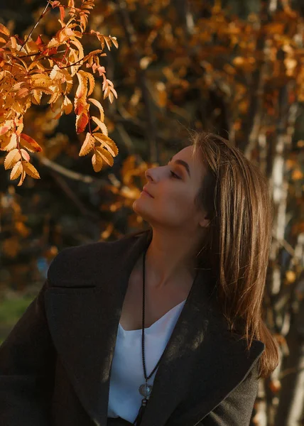 Stylowa kaukaska kobieta w piękny słoneczny jesienny aleja — Zdjęcie stockowe