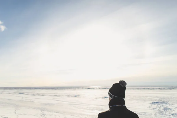 Homme et plaine d'hiver. Minimaliste relax scène conceptuelle — Photo