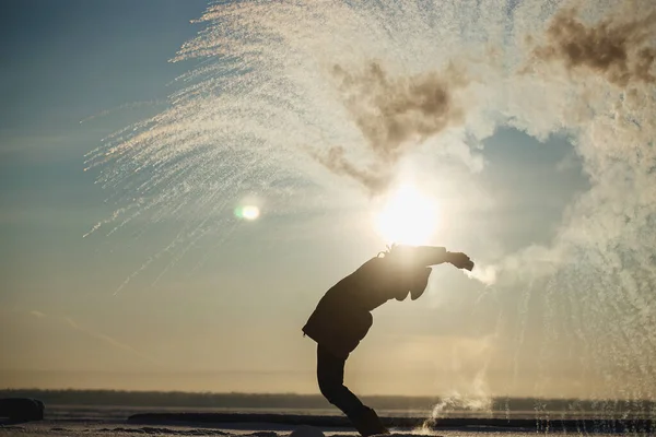 Het meisje heeft plezier in de winter spatten kokend water uit de thermoskan op de sterke vorst. Het concept van winterplezier, strenge vorst — Stockfoto