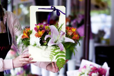 Hediye kutusunda güzel pembe zambaklar. Buket çiçek Lilyum ile.