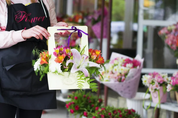 Hediye kutusunda güzel pembe zambaklar. Buket çiçek Lilyum ile.