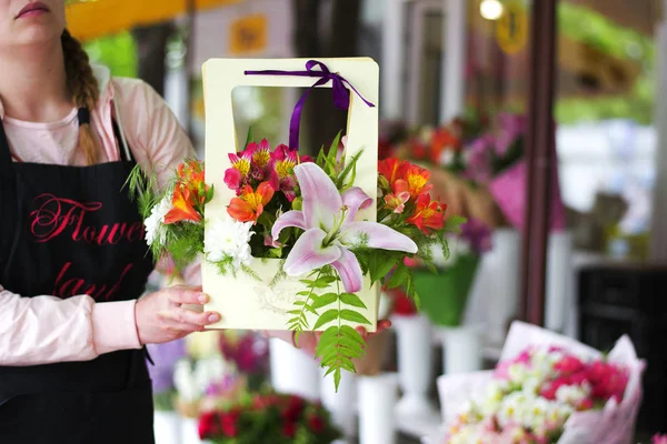 Hediye kutusunda güzel pembe zambaklar. Buket çiçek Lilyum ile.