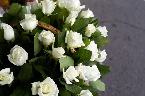 Bílé Růže Detail Košíku Kytici Krásných Bílých Růží Proutěném Košíku — Stock fotografie