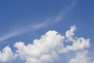 Güzellik bulutlu cennet, mavi gökyüzü. Güzel mavi gökyüzü beyaz bulutlar ile.