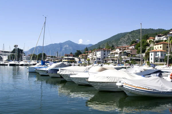 水にボートを湖 水のボートにイタリアの美しい風景 — ストック写真