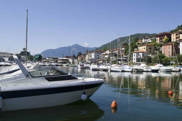 Lago Con Barcos Agua Hermoso Paisaje Italia Con Barcos Agua —  Fotos de Stock