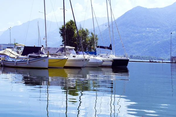 Lago Con Barcos Agua Hermoso Paisaje Italia Con Barcos Agua —  Fotos de Stock