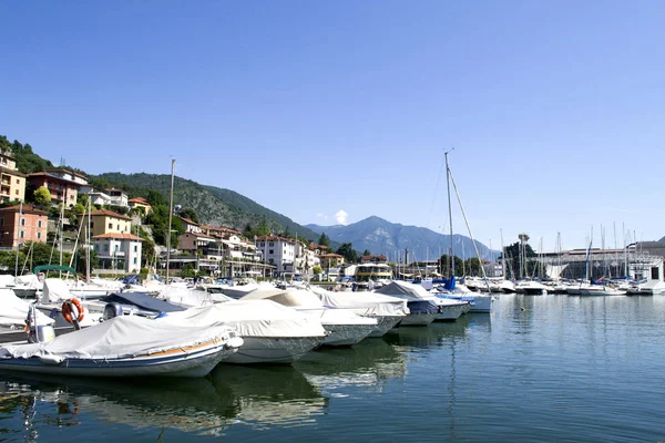 Lago Con Barcos Agua Hermoso Paisaje Italia Con Barcos Agua —  Fotos de Stock