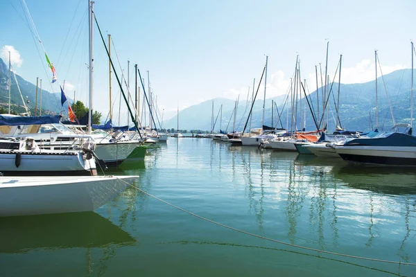 Lago Con Barcos Agua Hermoso Paisaje Italia Con Barcos Agua —  Fotos de Stock