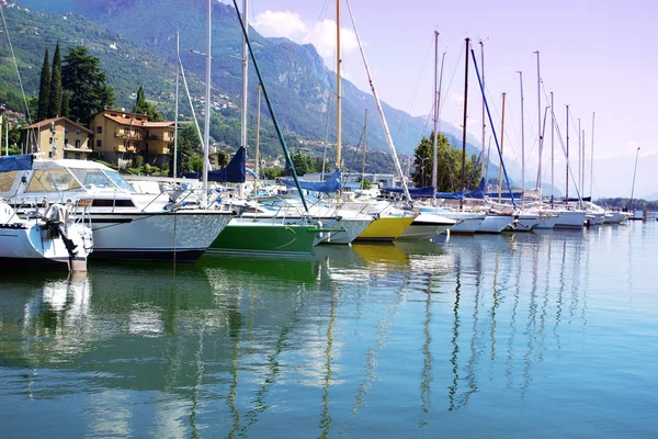 水にボートを湖 水のボートにイタリアの美しい風景 — ストック写真