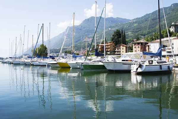 Lago Con Barcos Agua Hermoso Paisaje Italia Con Barcos Agua —  Fotos de Stock