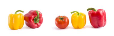 Beyaz bir arka plan üzerinde panoramik görünüm çok renkli sebze. Beyaz bir arka planda sarı ve kırmızı biber ile taze kırmızı domates. Sarı ve kırmızı biber ile kırmızı domates.