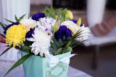 Güzel buket çiçek bir kutu içinde. Bir buket çiçek yakın çekim.