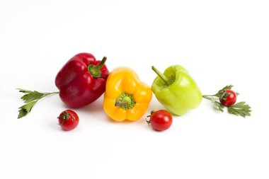 Beyaz bir arka plan üzerinde kırmızı ve yeşil tatlı biber.