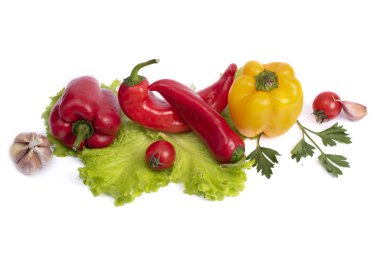 Domatesli sarı ve kırmızı tatlı biber. Sarı biberli, kırmızı, uzun biberli ve beyaz arka planda domatesli. Beyaz arka planda domatesli sarı ve kırmızı biber kompozisyonu.