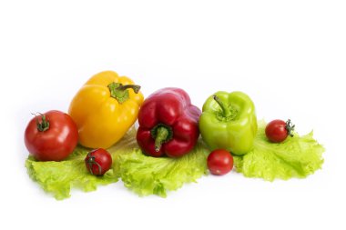 Beyaz arka planda domatesli sarı ve yeşil tüyler. Beyaz arka planda yeşil domatesler ve tatlı biberler. Yeşil biber ve sarı domatesli ve otlu beyaz arka plan