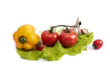 Yeşil salata yapraklı sarı tatlı biber ve kırmızı domates. İzole edilmiş beyaz arka planda sarı biber ve domates. Beyaz arka planda sarı biberli domatesler.